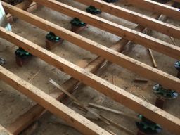 Levelling floor joist